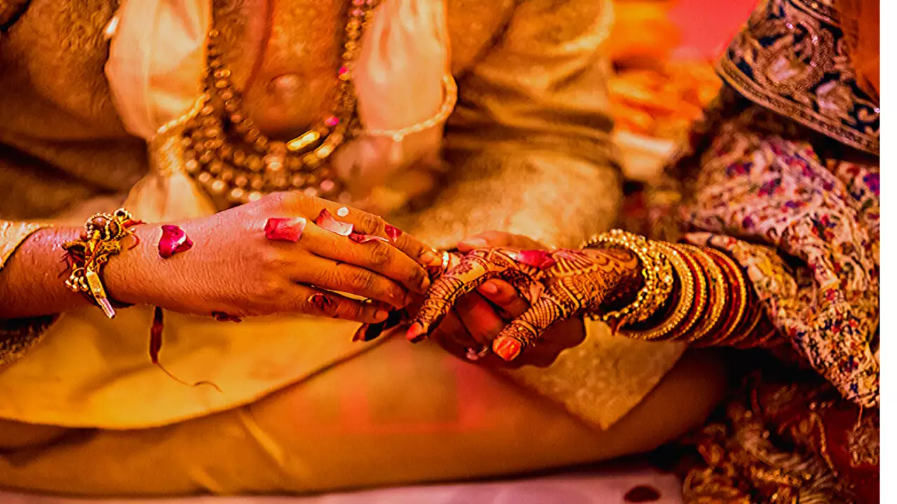 Matrimonial Site vs. Marriage Broker: Making the Right Choice for Your Marriage Search
